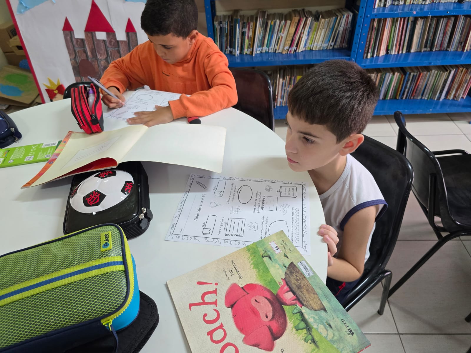 Momentos de encantamento na roda de leitura do 3ºB Colégio Passionista João XXIII Momentos de encantamento na roda de leitura do 3ºB Colégio Passionista João XXIII