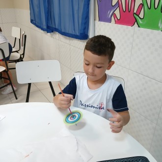 Confecção de um pião na sala maker - 1º Ano A - Colégio Passionista João XXIII Confecção de um pião na sala maker - 1º Ano A - Colégio Passionista João XXIII