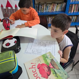 Momentos de encantamento na roda de leitura do 3ºB - Colégio Passionista João XXIII Momentos de encantamento na roda de leitura do 3ºB - Colégio Passionista João XXIII